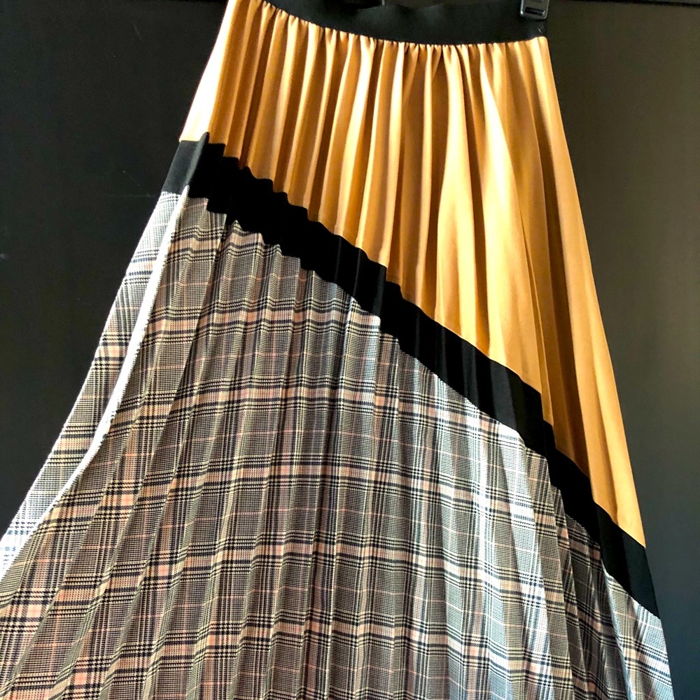 Electric pleated skirt